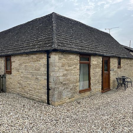 Tupenny Cottage, Old Mill Farm, Cotswold Water Park Cirencester Exterior photo